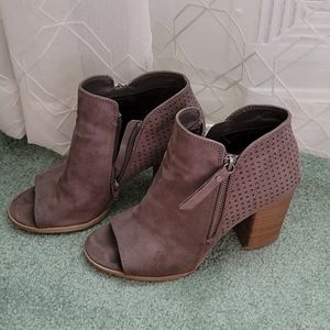 Universal Thread size 9 gray open toe booties
